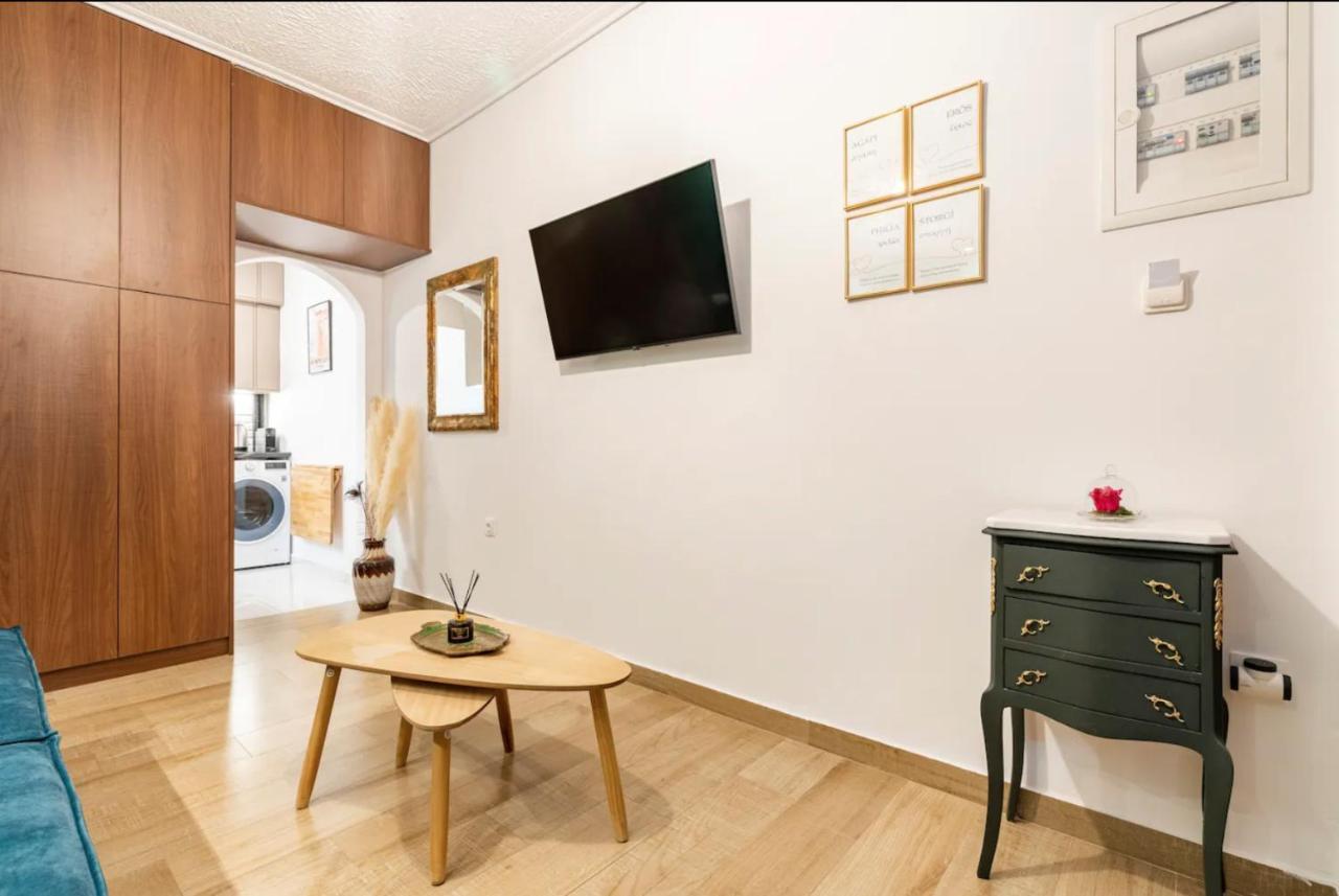 Cute Tiny In The Heart Of Flisvos Appartement